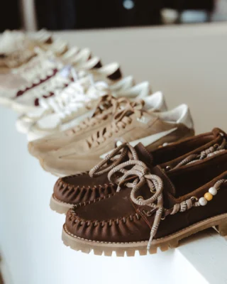 Psst… bei uns ist etwas Neues angekommen. 🤫👟 Die neuen @goldengoose sind jetzt im Store und warten darauf, entdeckt zu werden. ✨

Zeitlos, einzigartig und mit den charakteristischen Details, die jedes Outfit besonders machen. 🤍 Kommen Sie vorbei und entdecken Sie Ihr neues Lieblingspaar. 🖤

#reyerlooks #goldengoose #sneakerstyle #goldengoosesneaker