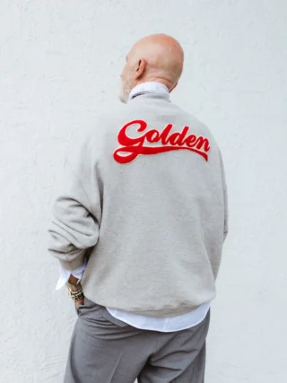 Die neue @goldengoose Herbstkollektion ist da. 🍂 Moderne Silhouetten, hochwertige Materialien und genau die unkomplizierte Lässigkeit, für die Golden Goose bekannt ist.

Entdecken Sie die neuen Looks jetzt bei uns im Store in Hallein. Wir freuen uns darauf, Ihnen die Kollektion persönlich zu zeigen. 🤍

#reyerlooks #goldengoose #designerfashion #herbstkollektion