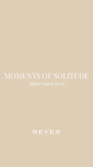 „Moments of Solitude“ steht für bewusste Rückzüge im Alltag – für Kleidung, die Raum lässt, statt ihn zu füllen. Die Kollektion verbindet modernste Funktionalität mit vielseitigen Looks und klaren, reduzierten Silhouetten. 🤍

Leichte Materialien, technische Details und präzise Schnitte treffen auf die Farben Zitronengelb, Sand, Dunkelblau und Petrol – für eine moderne, ruhige Ästhetik mit Statement-Charakter.

Jetzt die aktuelle @alphatauri Kollektion bei uns im REYER Store entdecken oder die Damenkollektion gleich online shoppen. 💫