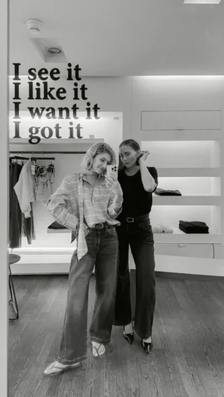 Twinning never looked this good. 🖤👖 Marla & Miriam zeigen unsere beliebte HATTIE Barrel Jeans von @agjeans - ein Denim-Favorit, der längst viele Kundinnen begeistert. 🤍✨ Die blaue Variante ist bereits ein echter REYER-Liebling - und pünktlich zur neuen Saison ist das ikonische Modell jetzt auch in Schwarz bei uns eingetroffen. 🖤🙌🏼

Ob klassisch in Blue Denim oder modern in Black - die HATTIE Barrel Jeans lässt sich vielseitig kombinieren und ist ein echtes Statement-Piece. 👖Sie ist ab sofort im Store in Hallein und in unserem Onlineshop erhältlich. 🛍️

Im REYER Members Club erfahren Sie übrigens immer als Erste*r von neuen Lieferungen, limitierten Styles und exklusiven Highlights. Schauen Sie unbedingt vorbei - der Link wartet in unserer Bio. ✨

#reyerlooks #agjeans #barreljeans #twinningiswinning #herbstmode
