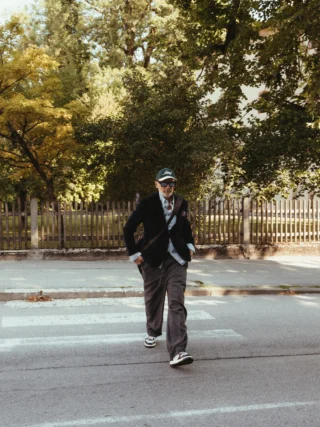 🍂 Fall Fashion, aber bitte mit Attitude. 😎 Hannes kombiniert lässigen Streetstyle mit klassischen Pieces - Cap, Sakko, Hemd und Sneaker treffen aufeinander und machen den Look ganz REYER. 🧢👟

Die komplette Aufschlüsselung des Outfits gibt’s exklusiv im REYER Members Club. ✨ Dort erfahren Sie, welche Pieces Hannes trägt und wie Sie den Look nachstylen können. 🤎

Und das Beste: Der komplette Look ist exklusiv bei uns im Store in Hallein erhältlich. 🍁

Ready für den Herbst? Hannes ist es schon. 😉

#reyerlooks #menswear #herbstmode #falllooks #herrenmode