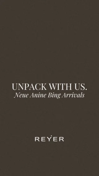 Birgit ist wieder da - und natürlich hat sie direkt etwas mitgebracht. 😉✨ Kaum zurück aus dem Urlaub, wartet schon die nächste Überraschung auf sie: die neuen @aninebingofficial Arrivals sind bei uns im Store angekommen. 🖤📦

Gemeinsam mit Maria geht’s jetzt ans Auspacken, Entdecken und Anprobieren - denn die neuen Pieces wollen schließlich schnellstmöglich zu Ihnen. 👯‍♀️✨ Wir zeigen Ihnen schon bald mehr davon!

Die neue ANINE BING Kollektion ist ab sofort im Store erhältlich und bald auch online zu entdecken. 🛍️💻

#reyerlooks #aninebing #fallfashion #herbstmode #newarrivals