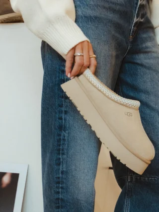 UGG season is coming. 🤎🍂 Und wir sind mehr als bereit dafür! Die neuen @ugg Modelle sind da - von Mini bis Ultra Mini und natürlich alle mit diesem unverwechselbaren, super kuscheligen UGG-Feeling. ✨

Ob lässig zur Jeans, cozy zum Strick oder als unkompliziertes Finish für Ihren Herbst-Look - UGGs gehören einfach zur neuen Saison. 🤎

Jetzt im Store entdecken - bald auch online erhältlich. 🛍️

#reyerlooks #ugg #uggboots #fallfashion #uggseason
