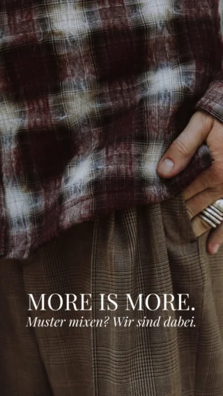 Muster auf Muster? Ja, bitte! 👀 Bei diesem Trend machen wir definitiv mit - und ganz besonders Karo auf Karo hat es uns angetan. Hannes zeigt, wie cool es aussehen kann, wenn man sich beim Styling einfach mal etwas mehr traut. 🤎

Unser neues Karo-Overshirt trifft auf die lässigen @rossi_pants Karo Pants - und wir sagen: MEGA. Dazu die passenden @goldengoose Sneakers und schon ist der Look komplett. 👟

Denn mal ehrlich: Mode muss nicht immer safe sein. Manchmal darf es mehr sein, manchmal darf man Muster mixen und manchmal darf ein Outfit einfach richtig Spaß machen. ✨

Also: Trauen Sie sich was - und spielen Sie mit Ihrem Style. 😉

Das Overshirt ist exklusiv bei uns im Store in Hallein erhältlich.

#reyerlooks #herrenmode #mustermix #karo #fallfashion