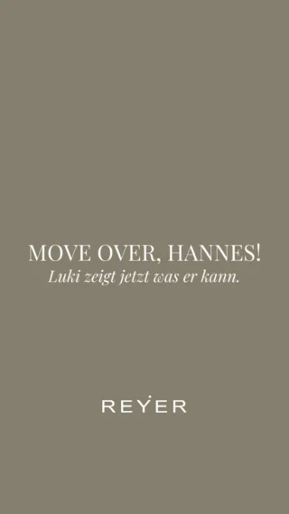 Move over, Hannes! Luki zeigt jetzt was er kann. 👀 

Er zwingt Marla zu ihrem Glück und schleift sie im wahrsten Sinne des Wortes durch den Store - jetzt soll endlich mal SEIN Lieblingsoutfit gezeigt werden. Nicht immer nur Birgit & Hannes! 🫣

Und ganz ehrlich: Der Look kann sich sehen lassen. 🔥 Vor allem, dass wir unseren Luki mal in weiten Hosen sehen, hätten wir vor einem Jahr auch nicht gedacht. Aber wir lieben die Transformation! 🤍

Celler Door, unser REYER Strick-Sakko, AlphaTauri und Autry - Luki hat sich sein Outfit offensichtlich ziemlich gut zusammengestellt. 

Jetzt sind wir gespannt: Wie gefällt Ihnen Luki’s Look? 👀

#reyerlooks #herbstmode #herrenmode #fallfashion #menswear