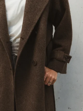 Ein guter Mantel ist kein Trend-Piece - er ist ein Wardrobe Staple, das jeden Herbst aufs Neue funktioniert. Und diese Saison darf er ganz klar braun sein. 🤎

Braun lässt sich überraschend vielseitig kombinieren: Creme & Weiß für einen cleanen Look, Beige & Camel für den Ton-in-Ton-Moment, Grau für einen modernen Kontrast oder Denim & Schwarz für etwas mehr Coolness. 🖤

Birgit zeigt, wie elegant und effortless ein brauner Mantel aussehen kann. 🤎 Der Look ist im Store und online erhältlich. ✨

Mantel-Zeit kann kommen. 🍂

#reyerlooks #coatseason #fallfashion #autumnstyle #mantel
