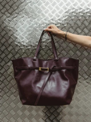 Ein Shopper, der mehr kann als nur alles verstauen. 🤎

Der ELLY Shopper von Anine Bing kommt in einem tiefen Bordeaux – einer der schönsten Farbtöne für die kommende Saison. Das weiche Leder, der dekorative Gürtel mit goldener Schnalle und die großzügige Form machen ihn zum Statement-Piece für jeden Herbst-Look.

Ob zum Wollmantel, zur Jeans oder als Kontrast zu einem cleanen All-Black-Look: ELLY gibt jedem Outfit sofort ein Fashion-Update. ✨

Und ja – mit ca. 54 × 36 × 13,5 cm passt hier auch wirklich einiges hinein. 😉

ANINE BING ELLY Shopper in Bordeaux
Ab sofort im REYER Store & Onlineshop erhältlich.

Sie möchten die Pieces direkt shoppen? 🛍️ Kommentieren Sie einfach „LINK“ unter diesem Posting und wir schicken Ihnen die Links ganz bequem per DM. 💌

#REYERlooks #ANINEBING #FallFashion #Shopper #AutumnStyle