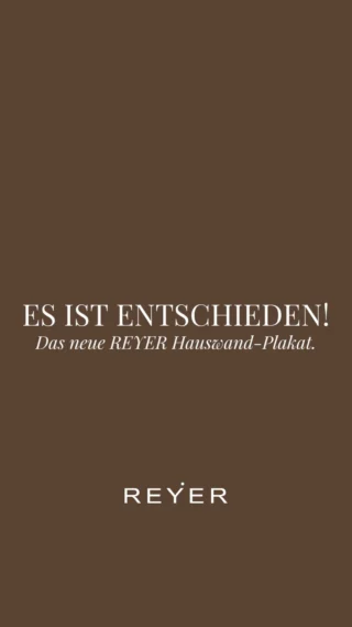 Es ist soweit: Unser neues Hauswand-Plakat hängt! 🤎🍂

Unser Dreamteam Birgit & Hannes ist wieder vereint – und dieses Bild war der klare Gewinner unserer Umfrage. 👀📸 Auch das REYER Team war sich ziemlich schnell einig: Genau dieses Bild soll unsere Hauswand schmücken.

Luki ist zwar noch ein bisschen geknickt, dass es sein Bild nicht geworden ist… 🥲 Aber keine Sorge, Luki - das wird schon wieder. 😂🤎

Ein großes DANKE an alle, die abgestimmt und mitgemacht haben! 🫶

Und jetzt sind wir gespannt auf Ihre Meinung: Wie gefällt Ihnen unser neues Herbst/Winter 2026 Plakat?👀

#reyerlooks #fallwinter2026 #herbstwinter2026