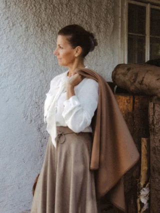 🍂 Max Mara - Fall, but make it elegant.🤎

Warme, gedeckte Töne, raffinierte Details und eine Silhouette, die einfach funktioniert: Babsi zeigt ihren Lieblingslook aus der neuen @maxmara Kollektion.

Von der eleganten Bluse über den coolen Rock in wunderschönem Beige - jedes Piece bringt seinen eigenen Charakter mit. ✨

📍 Exklusiv bei uns im Store in Hallein & auch  im Onlineshop erhältlich.

#reyerlooks #maxmara #fallfashion #herbstmode #damenmode