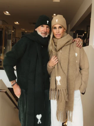 Birgit & Hannes zeigen, wie cool Unisex Fashion funktionieren kann: Beide tragen Cardigan, Haube & Schal von @amiparis , dazu eine Cordhose von @rossi_pants - gleiche Pieces, zwei ganz unterschiedliche Looks.

Denn am Ende zählt nicht, für wen ein Teil gedacht ist, sondern wie man es trägt.✨

Was sagen Sie: Team Matching oder lieber ganz individuell? 👀

Die Looks sind im Store in Hallein & online erhältlich.
Die direkten Links zu den Pieces finden Sie in unserem Members Club.